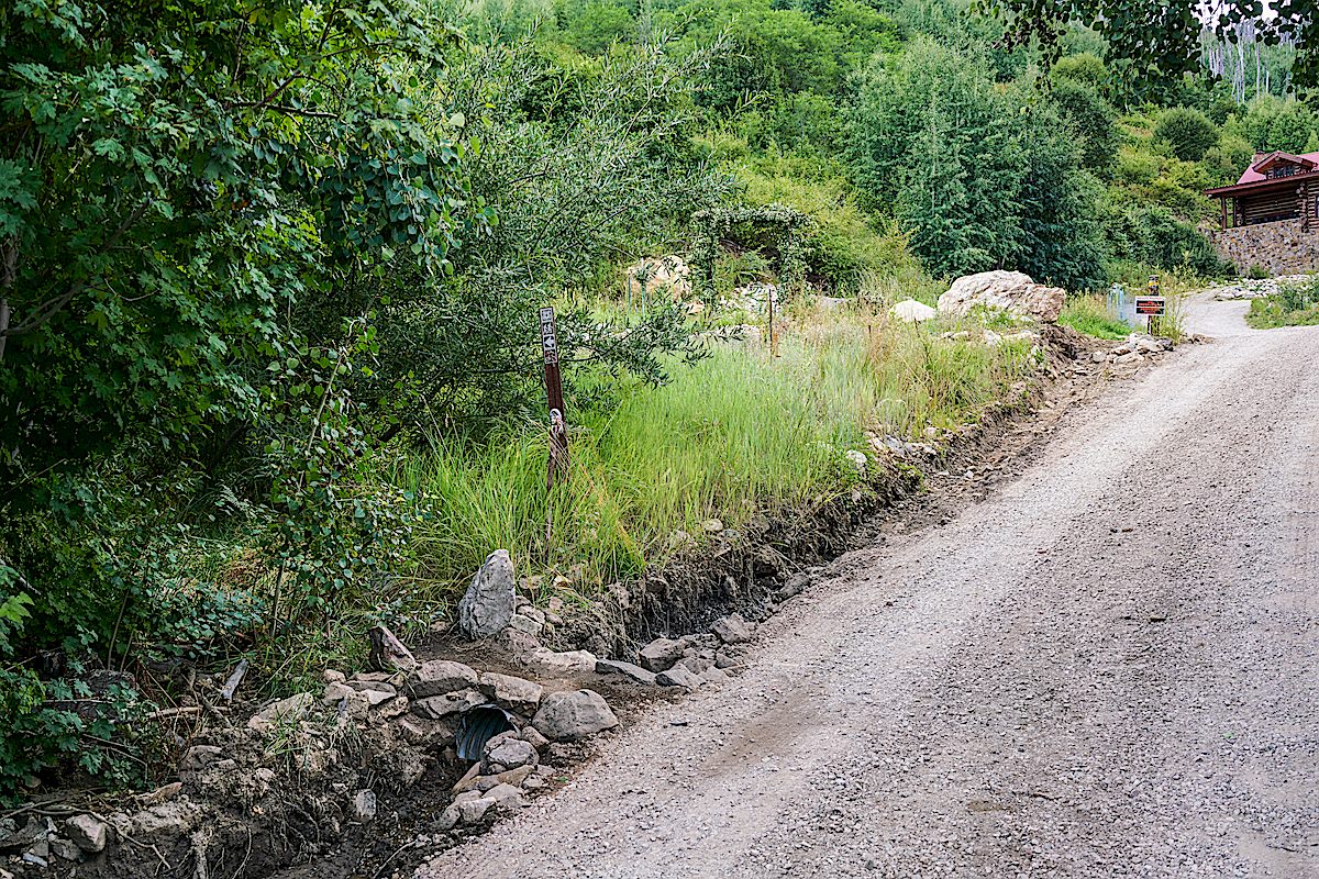 The start of the Mint Spring Trail nearly one year earlier than the picture to the left. August 2017.